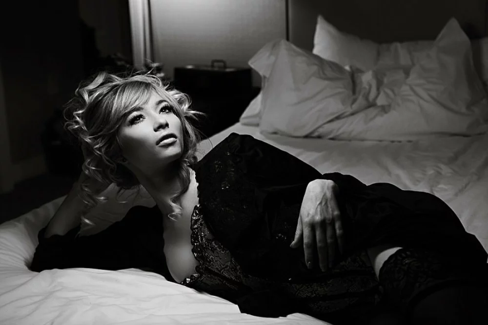 Image of salt lake boudoir photographer dramatic lighting