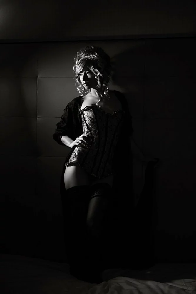 Image of salt lake boudoir dramatic lighting